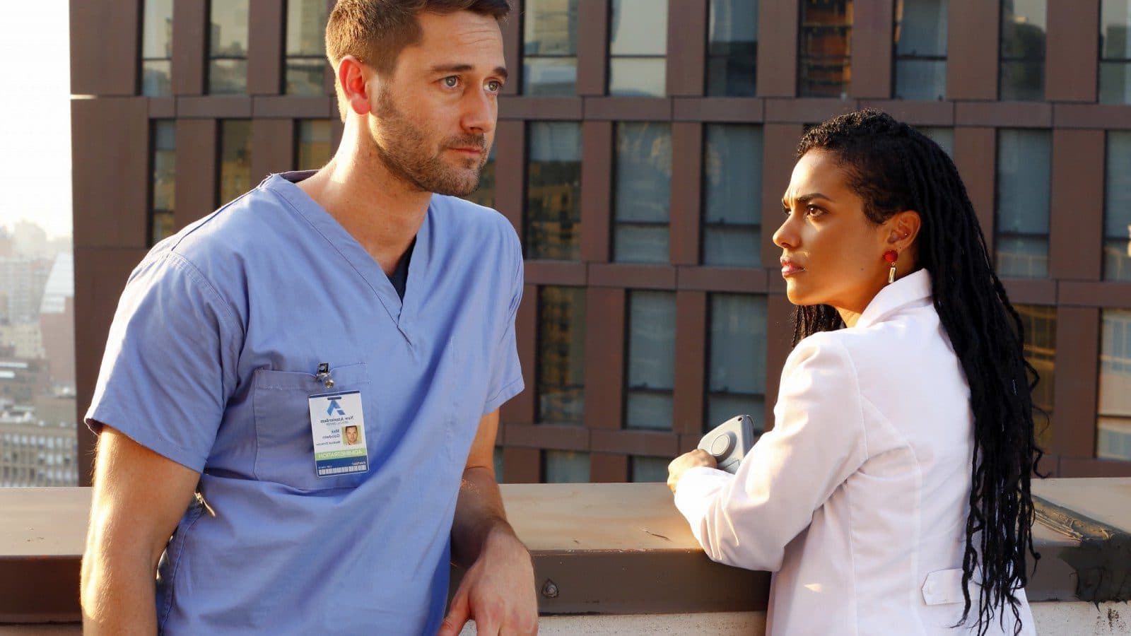 New Amsterdam Staffel 4 Poster wirbt für eine Botschaft der Liebe