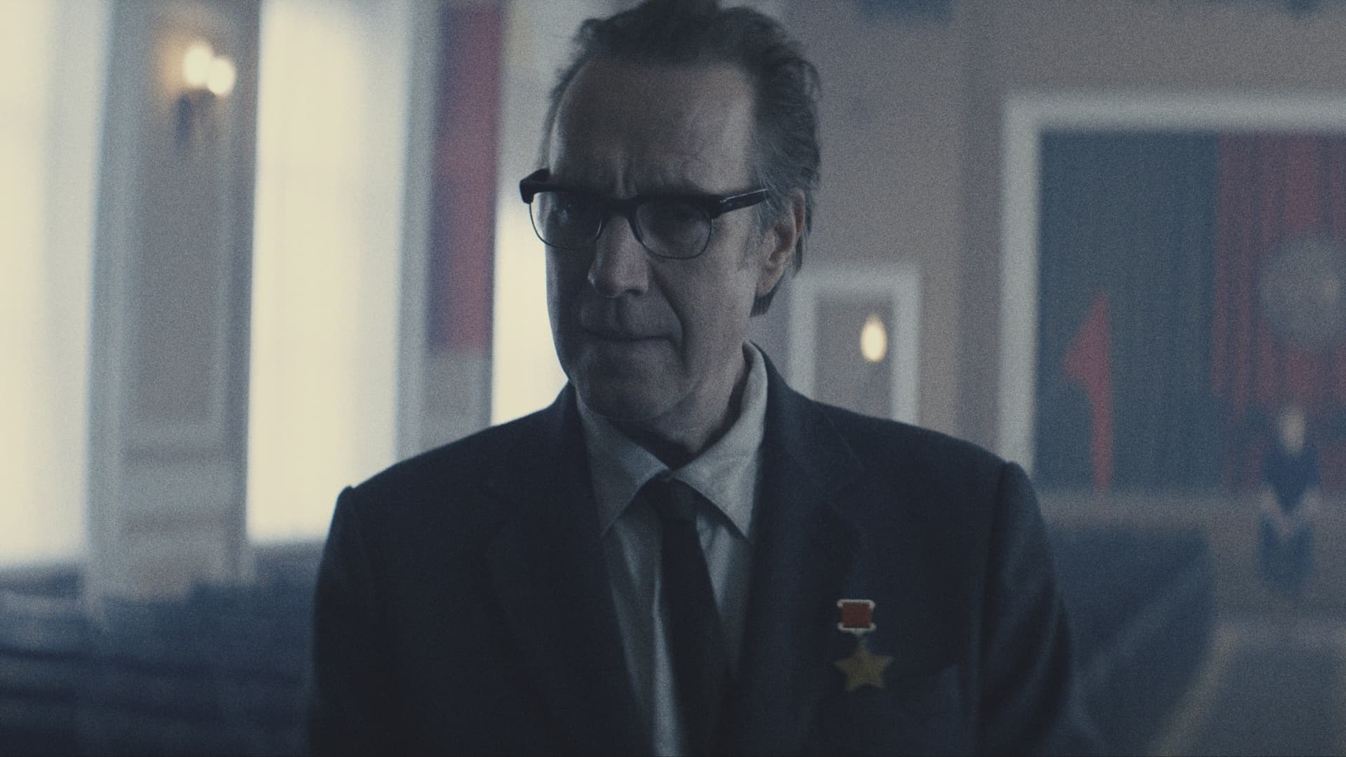 Rhys Ifans trägt Star City: Warum die Wahl überrascht